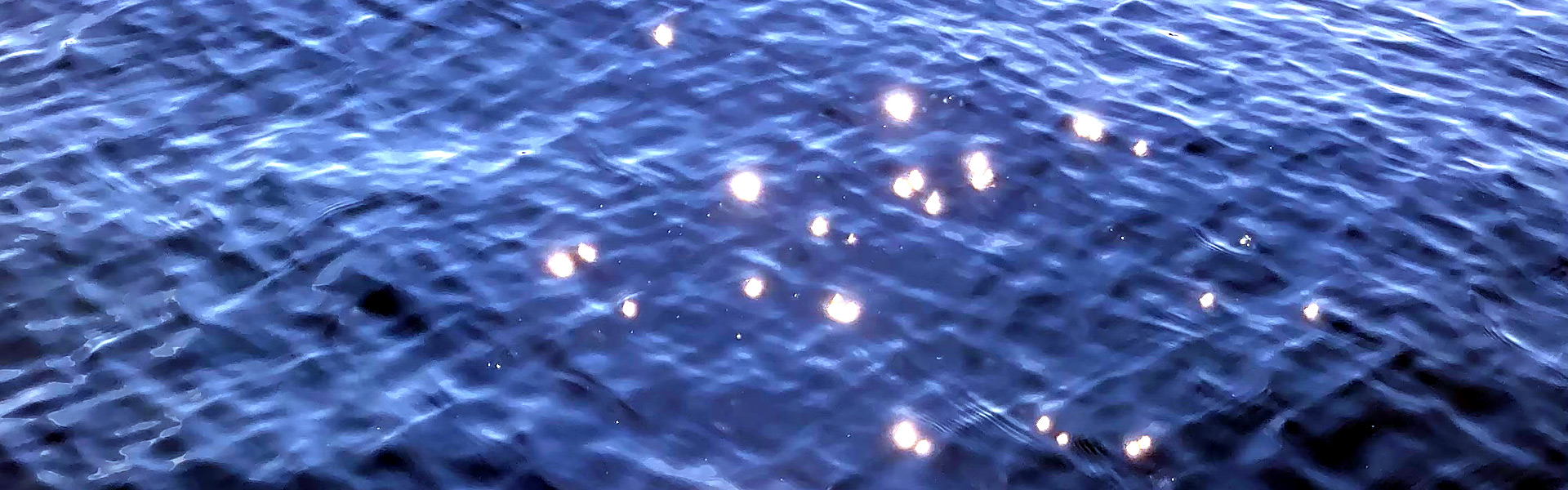 Dekorativer Bildausschnitt von Wasserrefraktionen